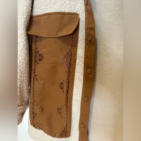 Ayriss Sherpa Shacket with Embroidered Pockets – Size M - Picture 6 of 7